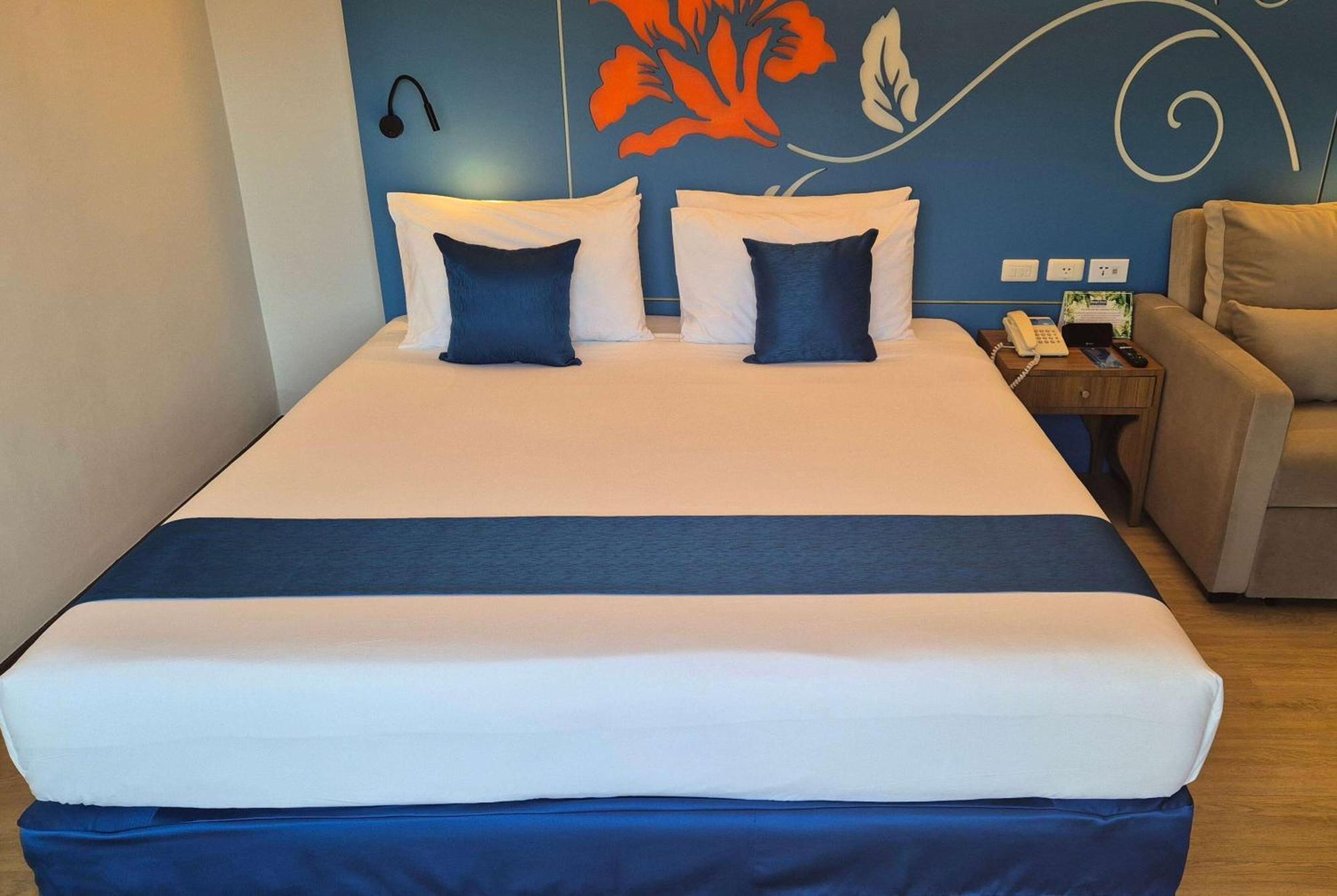 Days Inn By Wyndham Patong Beach Екстер'єр фото